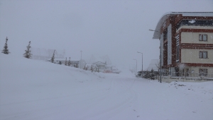 Yıldız Dağı'nda kar yağışı etkili oluyor 