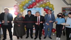 Zor şartlarda okuyan genç avukat, kazancının büyük bölümünü öğrenciler için harcıyor