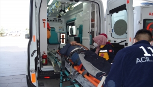 Aksaray'da otomobil ile tırın çarpışması sonucu 3 kişi yaralandı