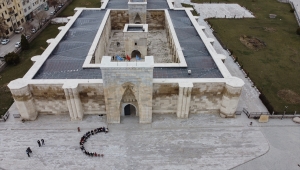 Aksaray'da tarihi kervansarayın önünde kitap okuma etkinliği 