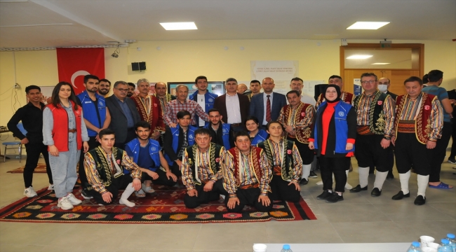 Akşehir Belediyesi Sıra Yarenleri oyunlarını üniversiteliler için sergiledi