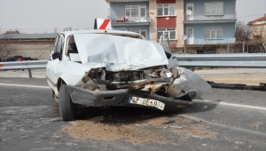 Akşehir'de greyder ile otomobilin çarpışması sonucu 2 kişi yaralandı