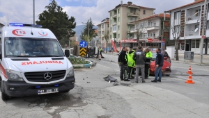 Akşehir'de süt kamyoneti ile otomobilin çarpışması sonucu 2 kişi yaralandı