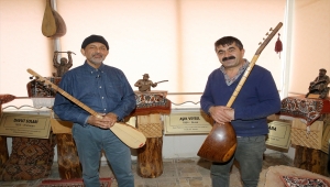 Amerikalı müzisyen, halk ozanlarının eserlerini İngilizce yorumluyor