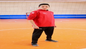 Ampute voleybolcu lise öğrencisinin gözü ay-yıldızlı formada