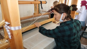 Ankara'da dokuma tezgahlarından çıkan el emeği ürünler beğeniye sunuluyor