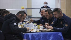 Ankara'da itfaiyeciler sahurlarını görev başında yapıyor