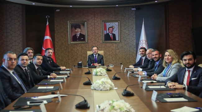 Bakan Kasapoğlu, Türkiye Basketbol Federasyonu Başkanı Türkoğlu'nu kabul etti