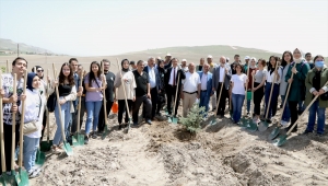 Başkan Çolakbayrakdar ve ERÜ Rektörü Çalış öğrencilerle fidan dikti