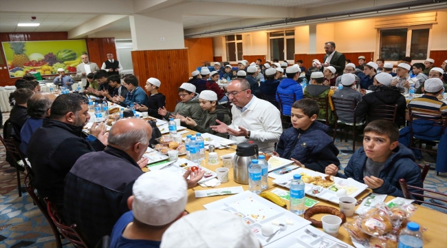 Başkan Mustafa Kavuş huzurevinde iftar, Kur'an kursunda sahur yaptı