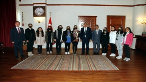 Beypazarı Kaymakamı Erdoğan, halk oyunlarında dereceye giren öğrencileri kabul etti 