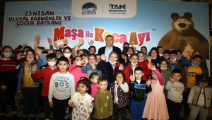Çubuk'ta "Maşa ile Koca Ayı" çocukları eğlendirdi