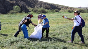 Çubuk'ta öğrenciler, diktikleri fidanların bakımını yaptı