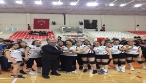 Cumhuriyet Üniversitesinde düzenlenen voleybol turnuvası sona erdi 