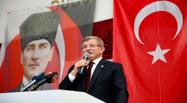 Davutoğlu, partisinin Eskişehir İl Başkanlığınca düzenlenen iftar programına katıldı