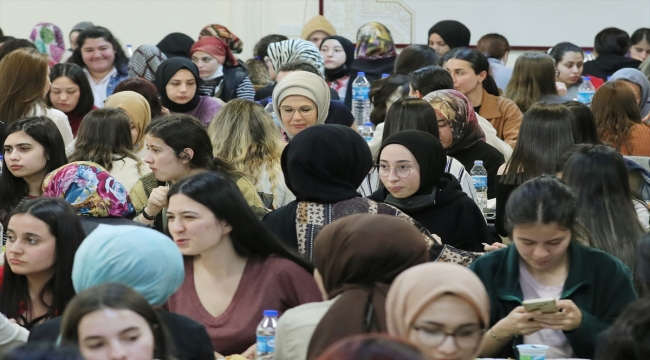 Emine Erdoğan, KYK yurdunda kız öğrencilerle birlikte orucunu açtı