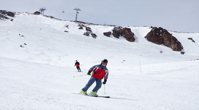 Erciyes'te kayak keyfi devam ediyor