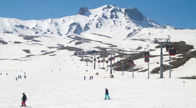 Erciyes'te nisanda da kayak keyfi devam ediyor