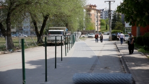 Eskişehir'de belediyeye tepki gösteren aile yolu tel örgüyle ikiye böldü