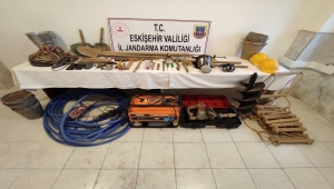 Eskişehir'de izinsiz kazı yapan 5 kişi, 14 metre derinlikteki tünelde yakalandı