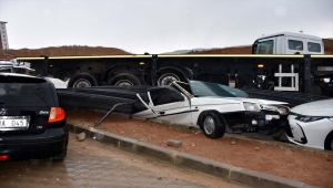 Freni boşalan tırdaki tonlarca demir araçların üzerine düştü