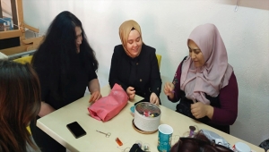 Güdül Kaymakamı İncesu, sof kumaşı dokuyan kadınları ziyaret etti