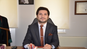 Gündüz adliye koridorlarında, akşam çalıştırdığı sporcular için salonda ter döküyor