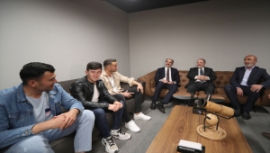 Güneş sistemini tartışan öğrenciler Azerbaycan yolcusu