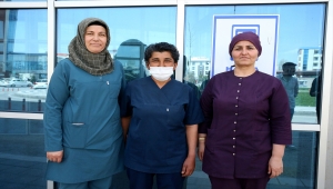 Hastane önünde araçta doğum yapan kadının yardımına sağlık çalışanları koştu