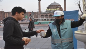 İftara yetişemeyenler orucunu "İkram Çeşmesi"nde açıyor