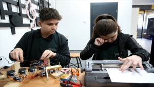 İki liseli görme engelliler için sesi Braille alfabesine dönüştüren cihaz yaptı