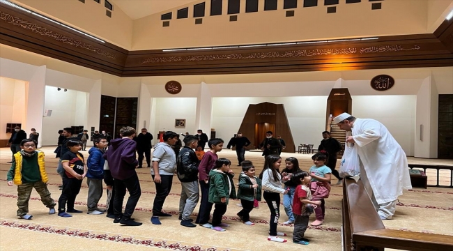 Kahramankazan'da camiye gelen çocuklara hediyeler veriliyor