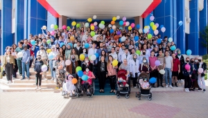 Kalıtsal bağışıklık sistemi yetersizliği farkındalığı için renkli balonları gökyüzüne bıraktılar 