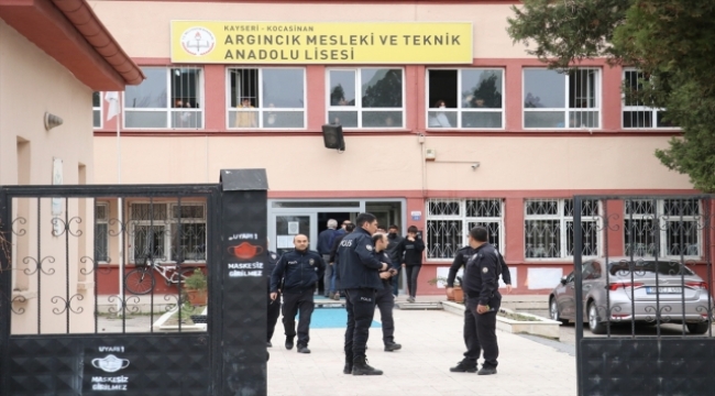 Kayseri'de bir liseli okulda arkadaşını bıçakla yaraladı