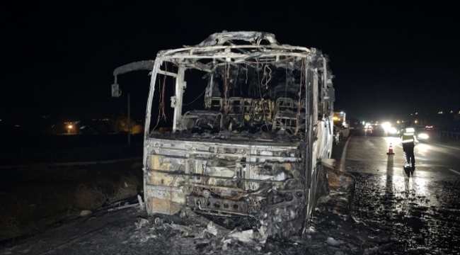 Kayseri'de seyir halindeyken alev alan midibüs yandı