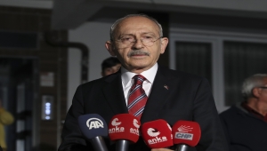 Kılıçdaroğlu, borcu nedeniyle evinin elektriği kesilen aileyi ziyaret etti