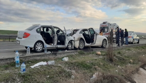 Kırıkkale'de 2 otomobilin çarpıştığı kazada 3 kişi yaralandı