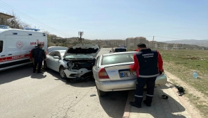 Kırıkkale'de iki otomobilin çarpıştığı kazada 3 kişi yaralandı