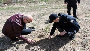 Kırıkkale'de polisler fidan dikti