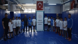 Kırşehir'de güreş ihtisas kulübü genç yetenekleri keşfediyor