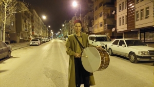 Kızılcahamam'da tiyatro oyuncusu davulcu vatandaşları manilerle sahura kaldırıyor