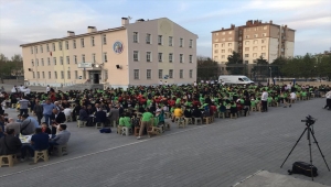 Konya'da okulda iftar yapan öğrenciler "meddahla" eğlendi