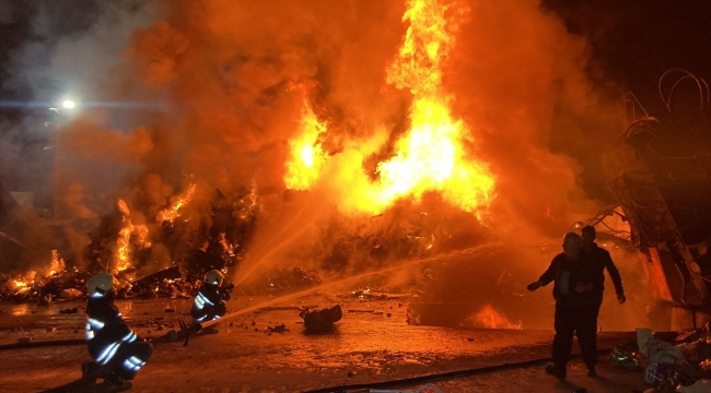 Konya'da sanayi sitesindeki hurdalıkta çıkan yangın söndürüldü