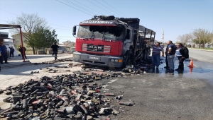 Konya'da seyir halindeyken alev alan yanıcı madde yüklü kamyon yandı