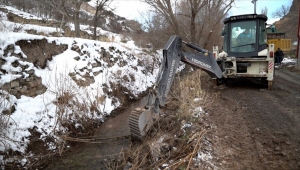 Melikgazi'de sulama kanallarında temizlik çalışması yapıldı