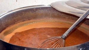 Mobil aşevi hayırseverlerin desteğiyle iftar sofralarına aş ulaştırıyor