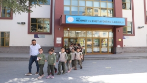 Niğde'de öğrenciler topladıkları parayla bir ailenin bakkal borcunu ödedi