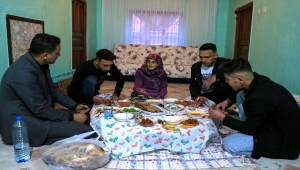 Öğrenciler ziyaret ettikleri yaşlı ve yalnız yaşayanların iftar sofralarını şenlendiriyor