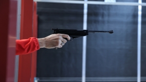 Polis gazisi 45 sporcu, havalı tabanca poligonunda birincilik için yarıştı