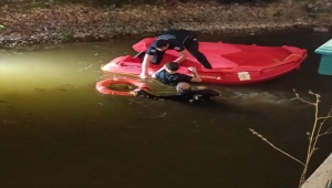 Porsuk Çayı'na düşen telefonunu almaya çalışırken akıntıya kapılan genç kurtarıldı